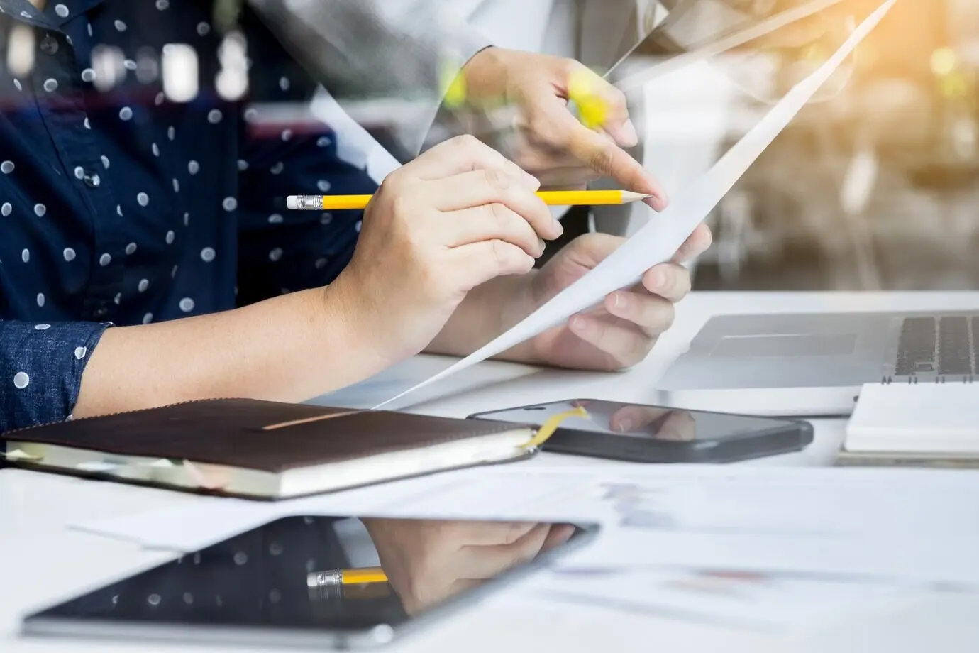 Группа довольных деловых людей разных рас ведёт совместное обсуждение в офисе.